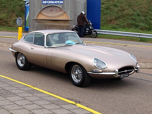 Jaguar Type E série 1 de 1966, gris argent, lors d'un rassemblement de voitures anciennes à Zandvoort