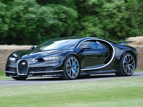 Bugatti Chiron noire vue de trois quarts avant, en course au Festival of Speed de Goodwood en 2016